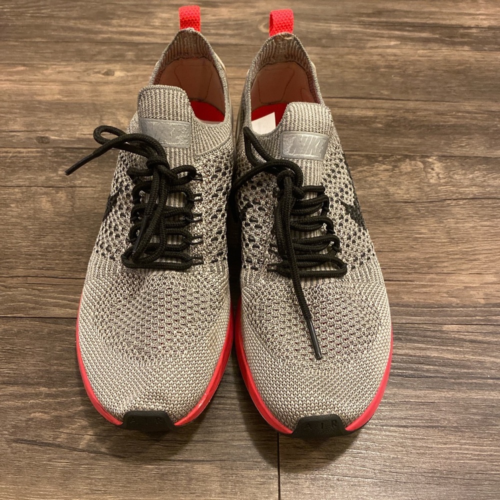 Beige Nike flyknit racer